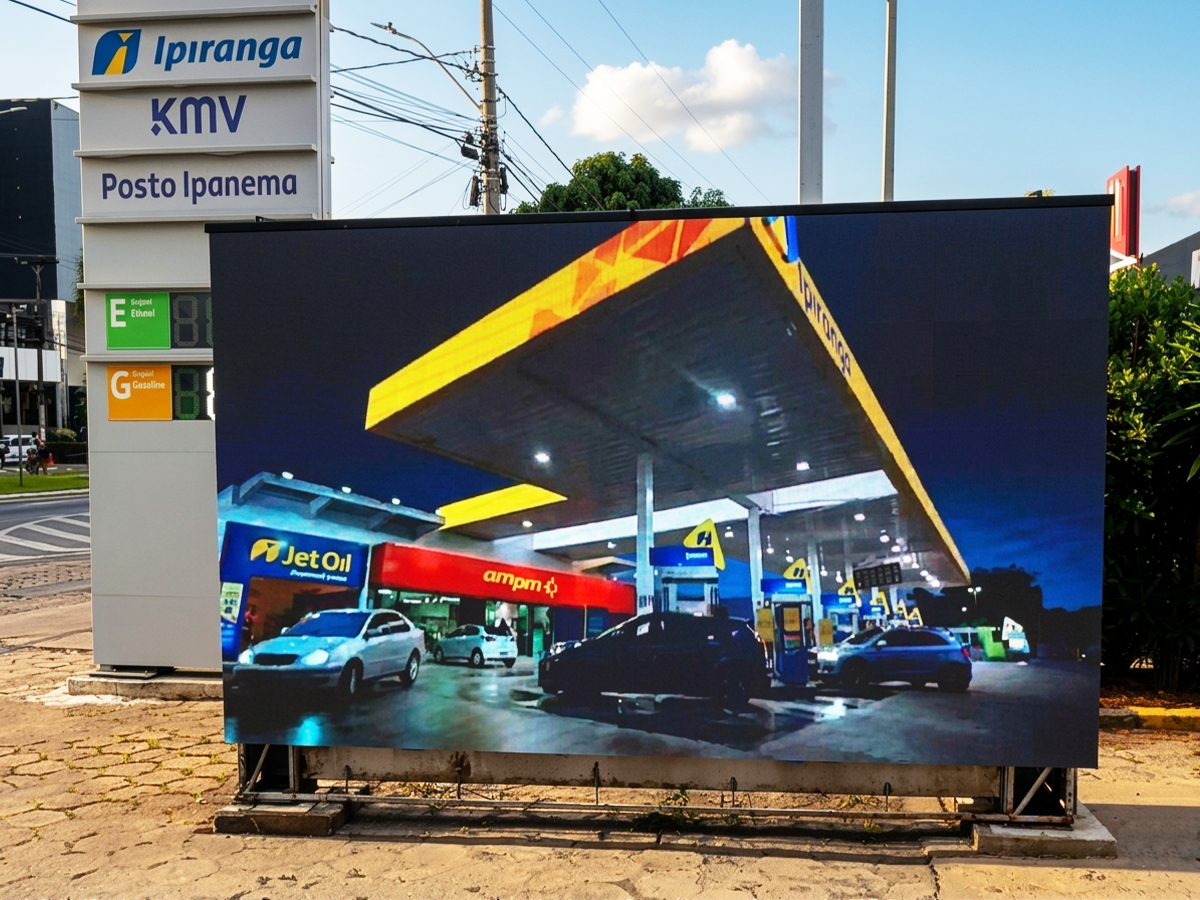Painel de LED em fachada comercial