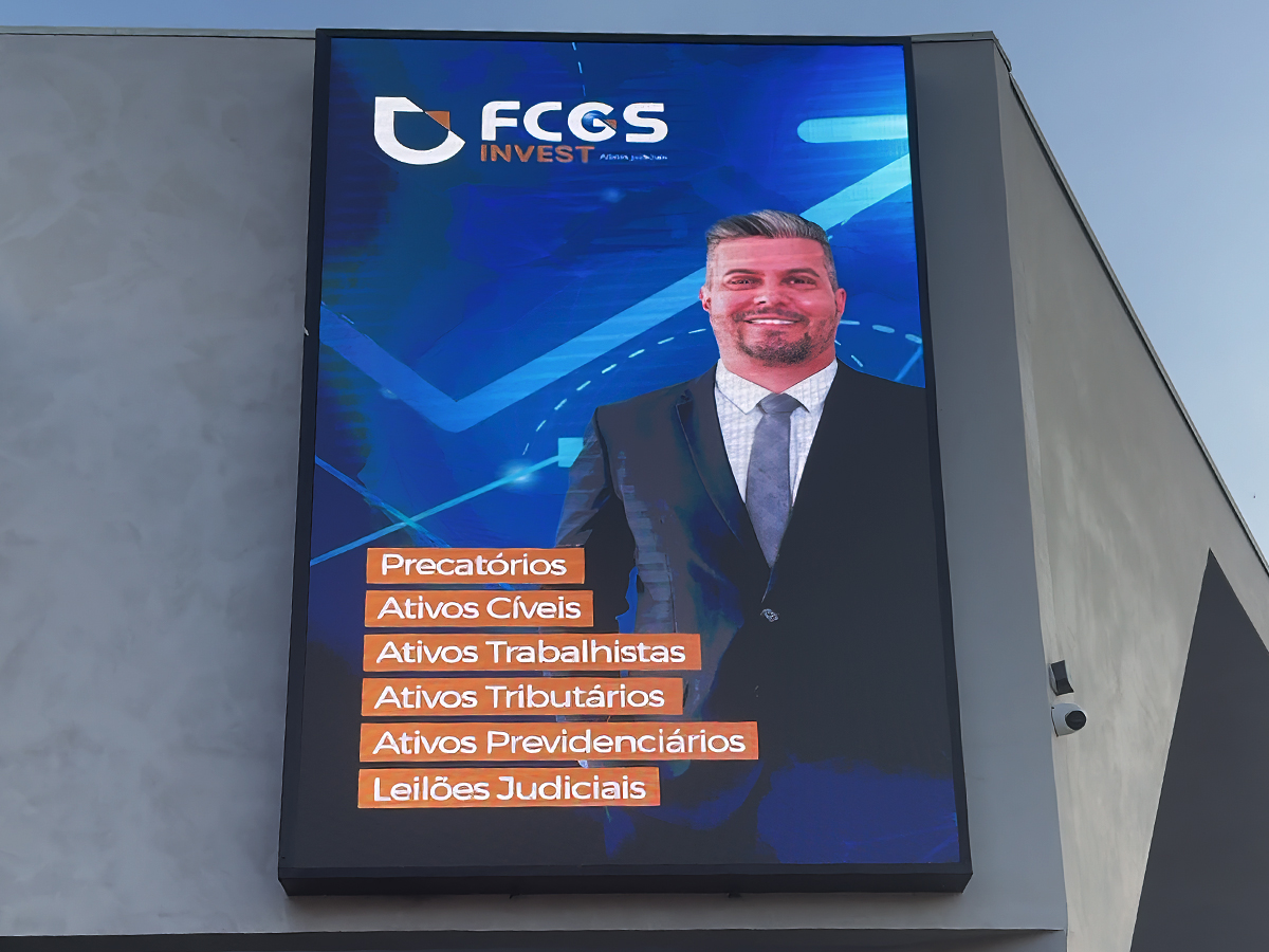 Projeto comercial com painel de LED